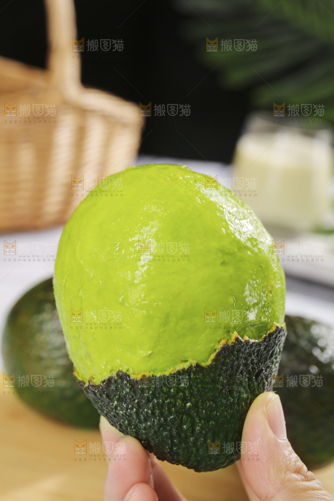 浅底上的巨无霸牛油果