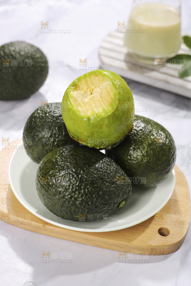浅底上的巨无霸牛油果