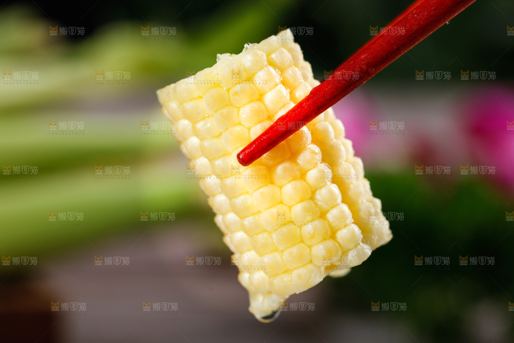 深底上的玉米笋
