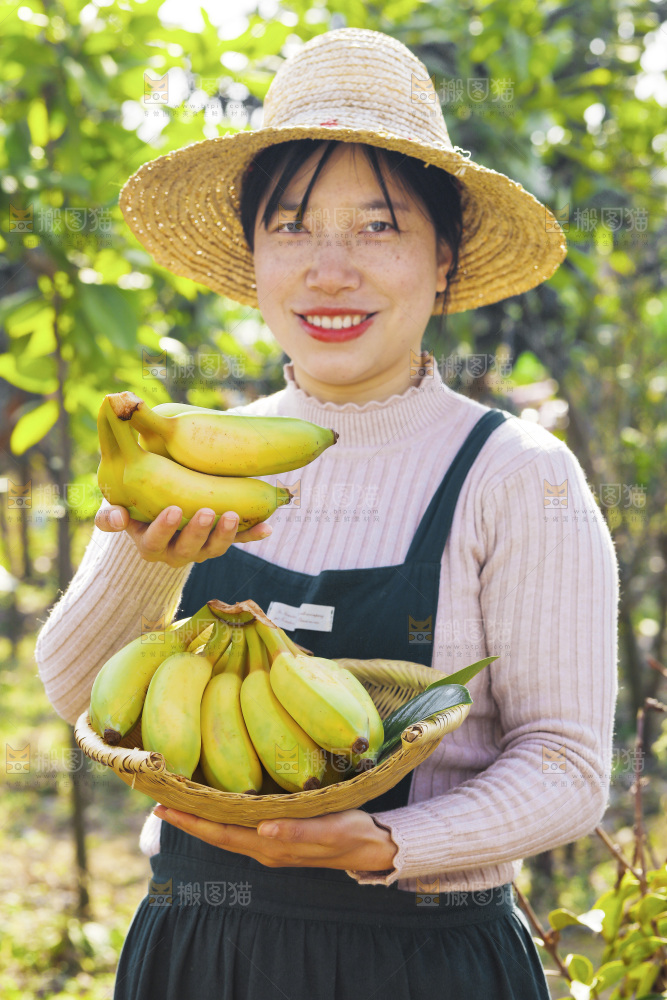 手里拿着广西芭蕉