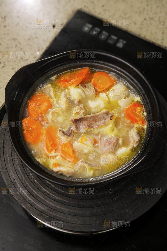 砂锅里的胡萝卜炖羊肉