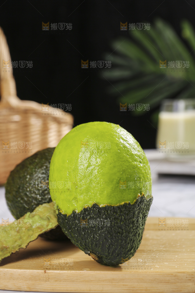 浅底上的巨无霸牛油果