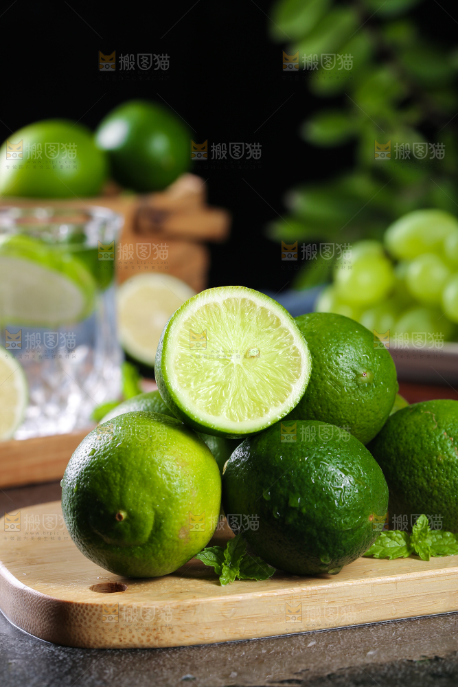 木底上的香水柠檬