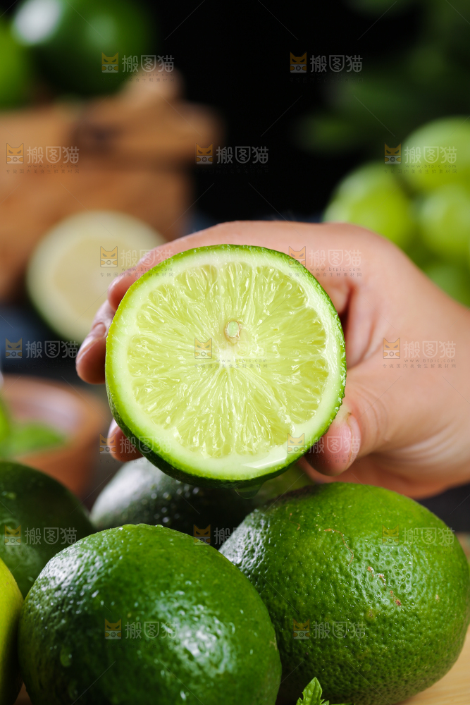 木底上的香水柠檬