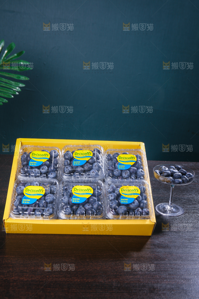 黑底上摆着的新鲜蓝莓