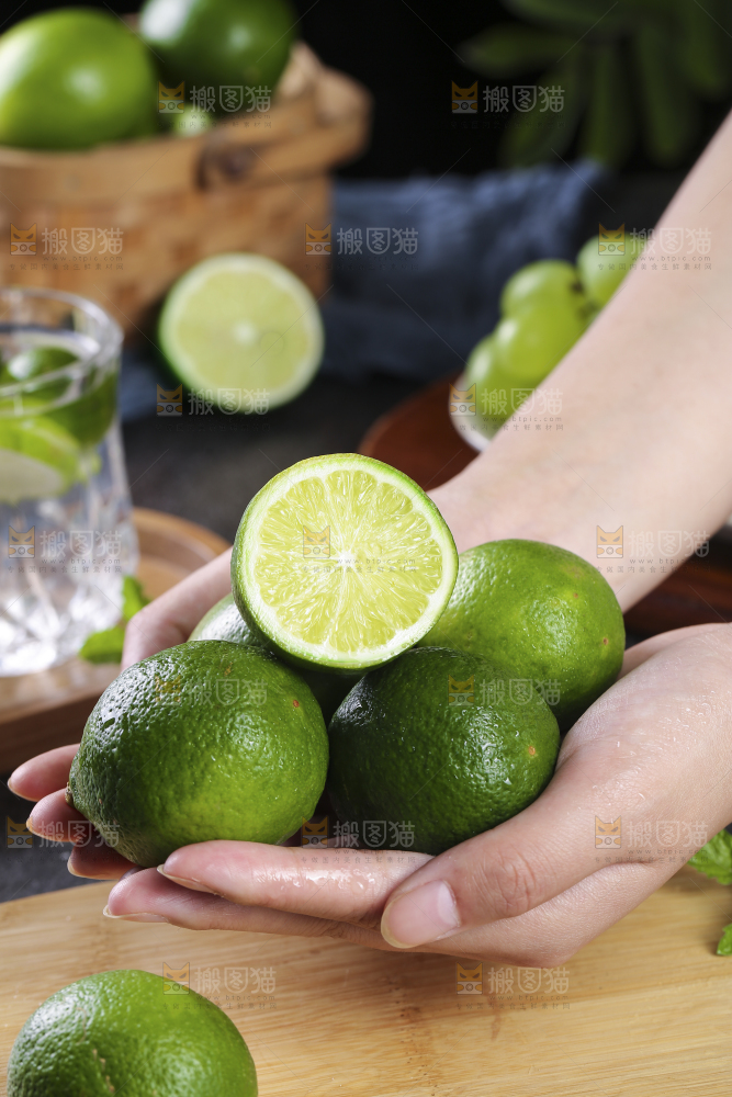 木底上的香水柠檬
