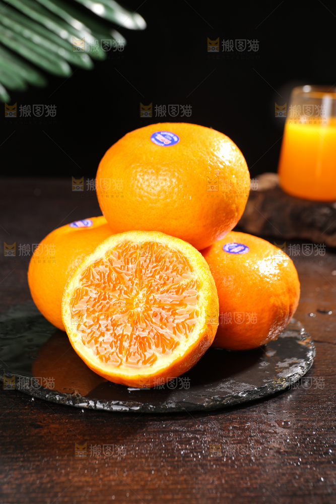 黑底上摆放着的澳柑