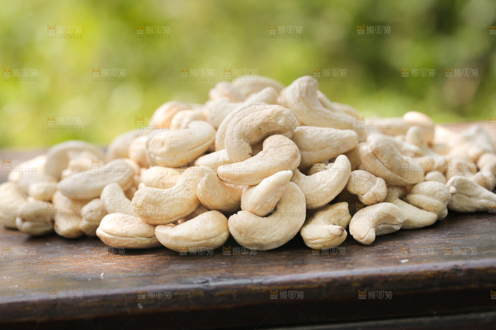 木底上放着一堆原味腰果仁