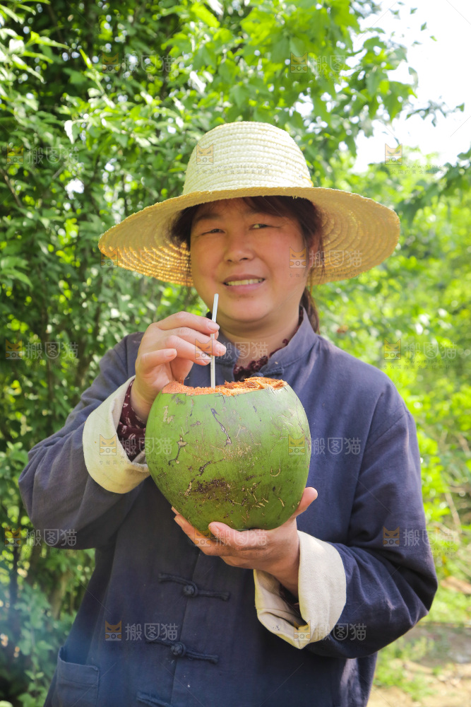 女人手里拿着椰青