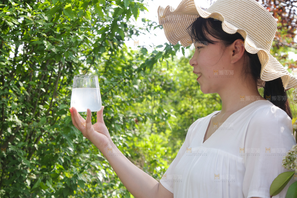 女孩手里拿着椰子汁