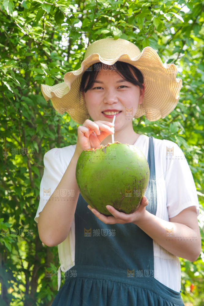女孩喝着椰子汁