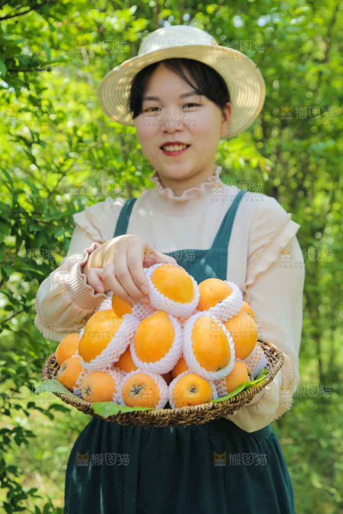 手里拿着新鲜大枇杷