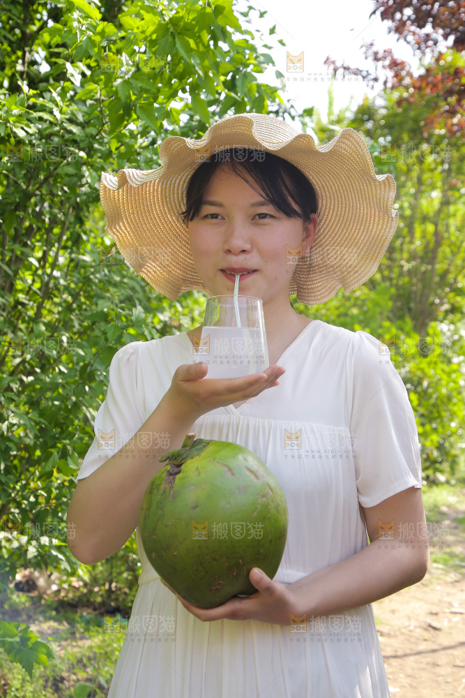 女孩喝着椰汁