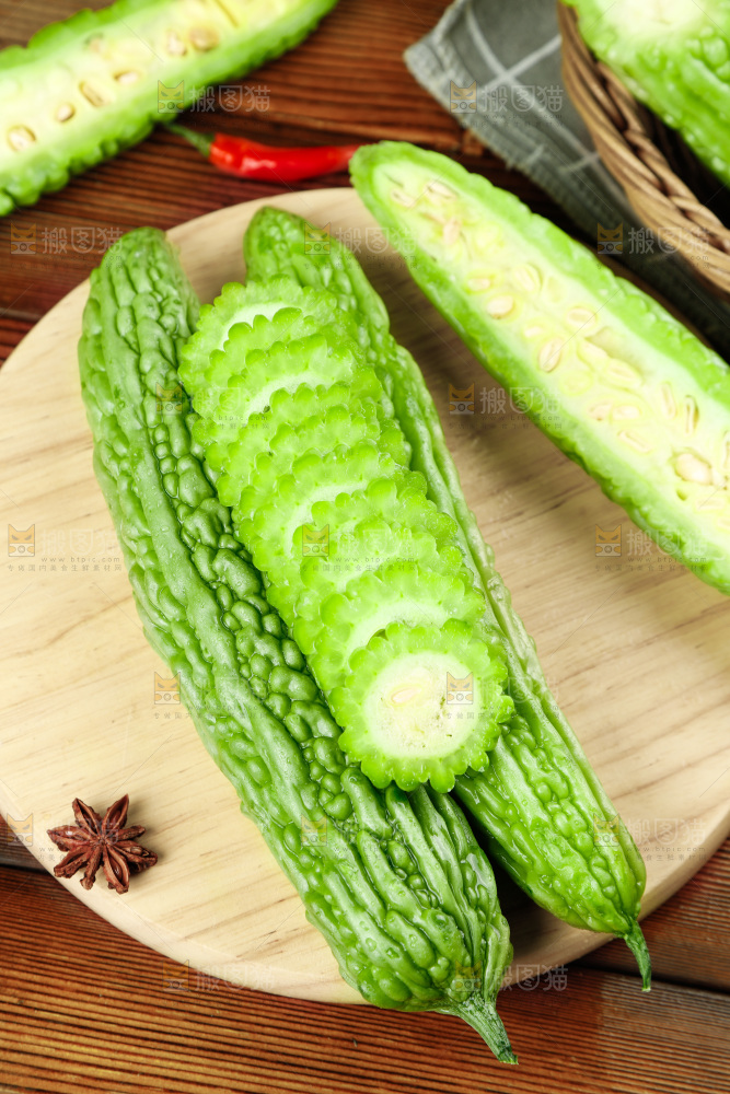 木底上的新鲜苦瓜