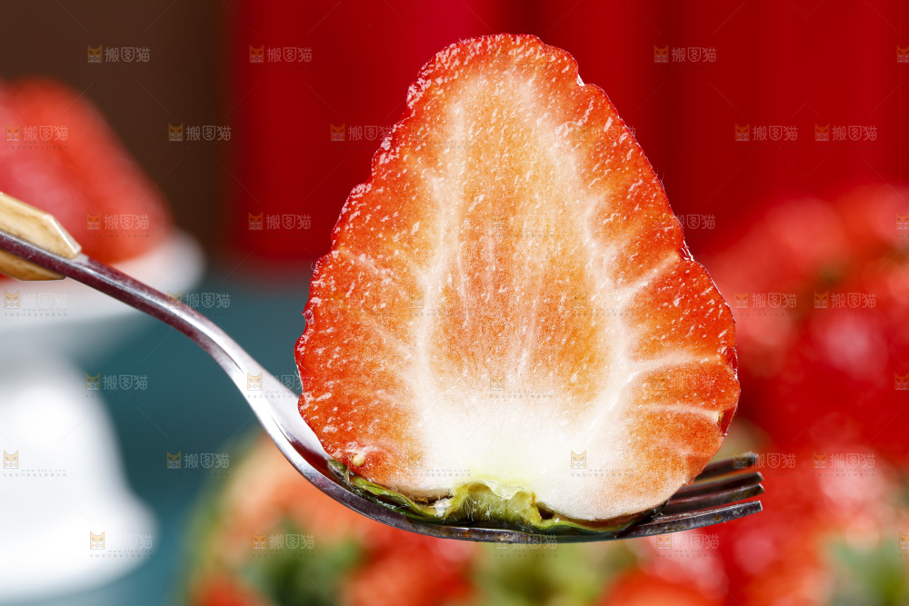深底上的丹东草莓