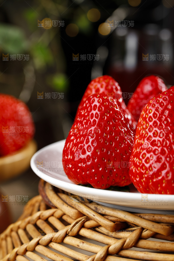 深底上的丹东草莓