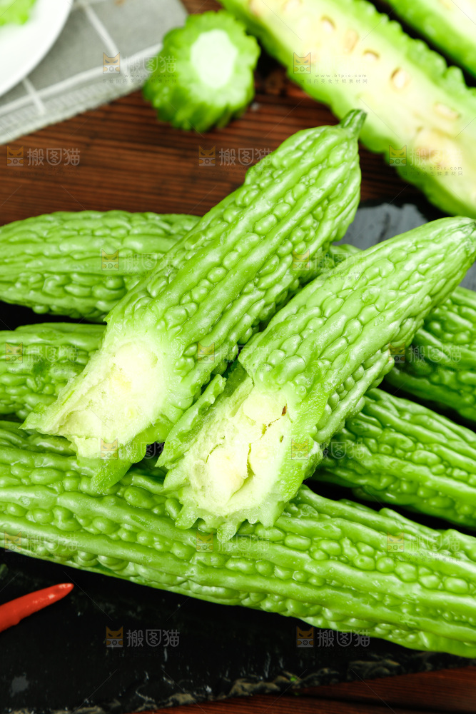 木底上的新鲜苦瓜