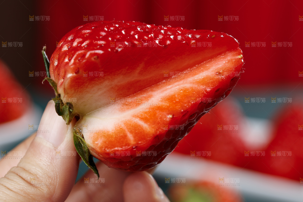 深底上的丹东草莓