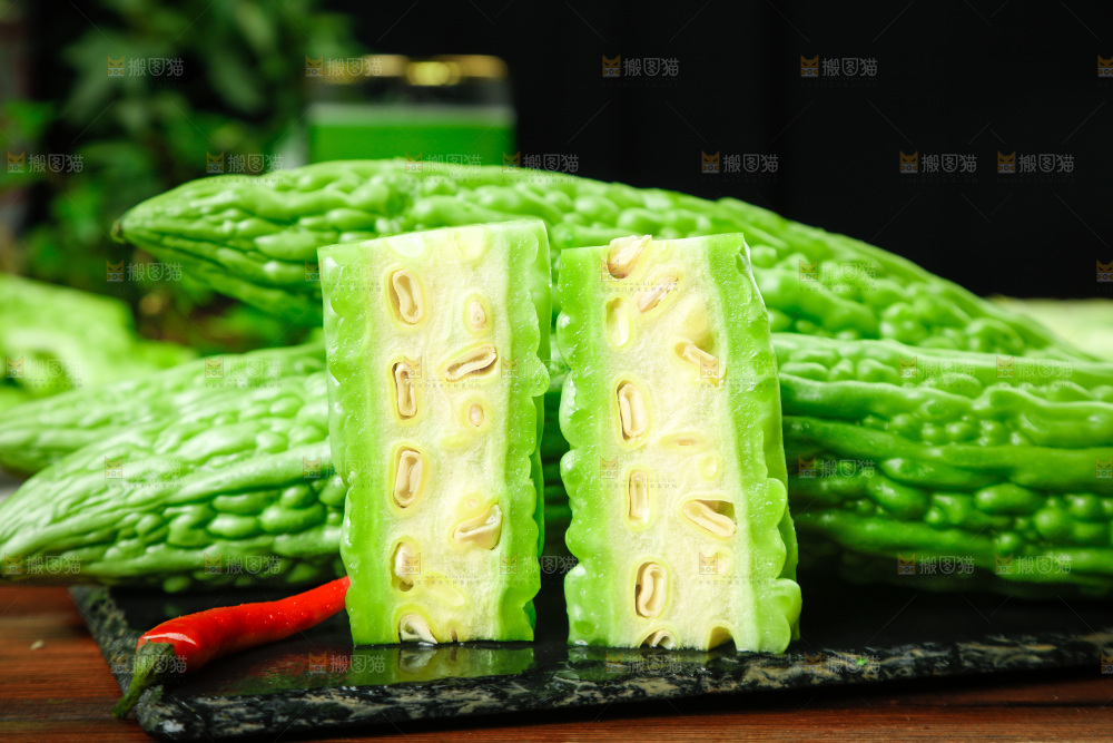木底上的新鲜苦瓜