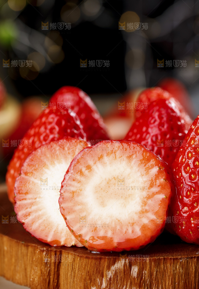 深底上的丹东草莓
