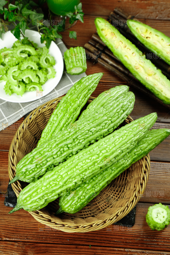 木底上的新鲜苦瓜