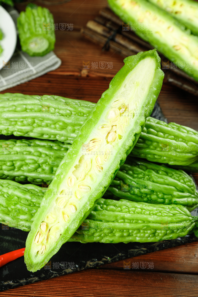 木底上的新鲜苦瓜