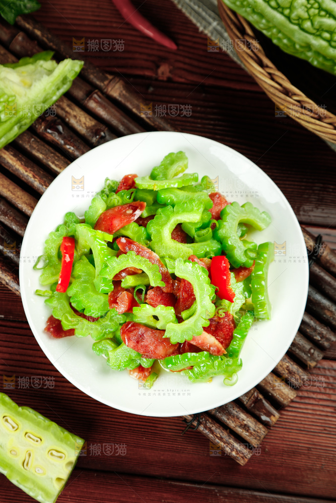 盘子里的苦瓜炒腊肠
