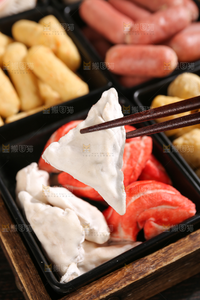 深底上的火锅丸子