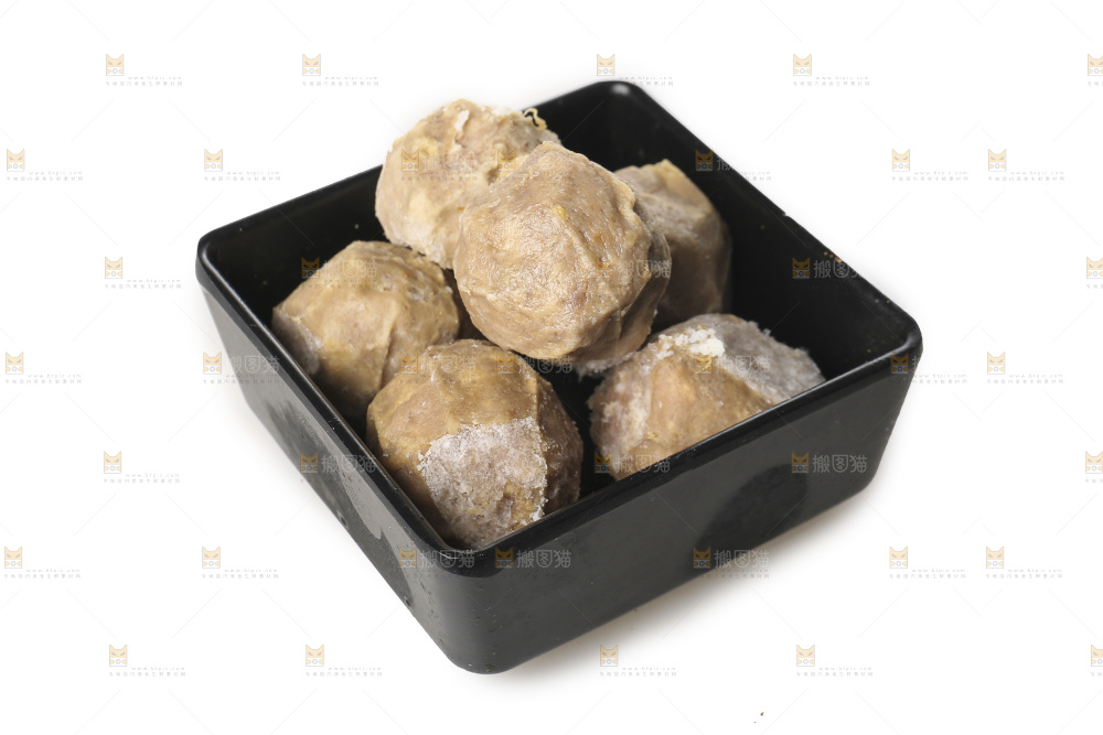 白底上的火锅丸子