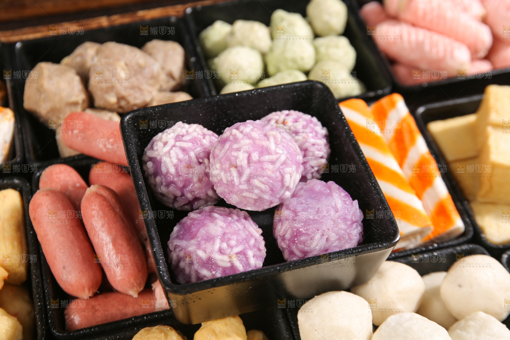 深底上的火锅丸子