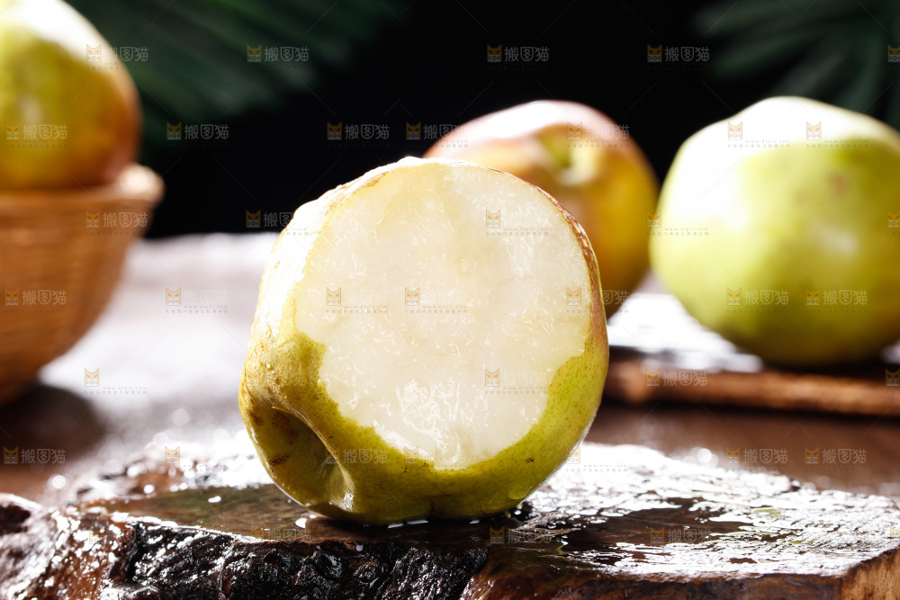 黑底上放着隰县玉露香梨