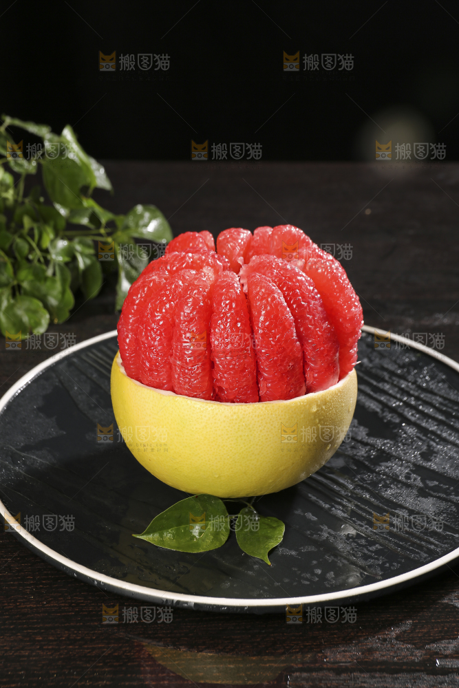 黑底上的红心蜜柚