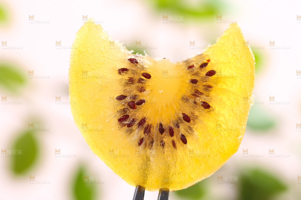 浅底上的黄心猕猴桃干