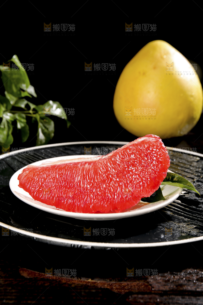 黑底上的红心蜜柚