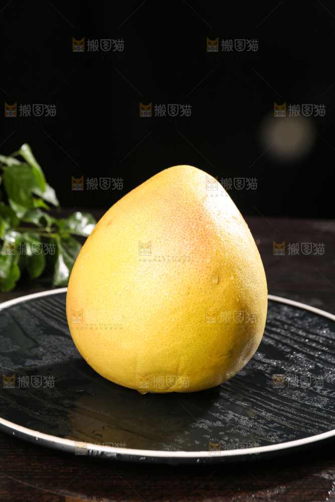 黑底上的红心蜜柚