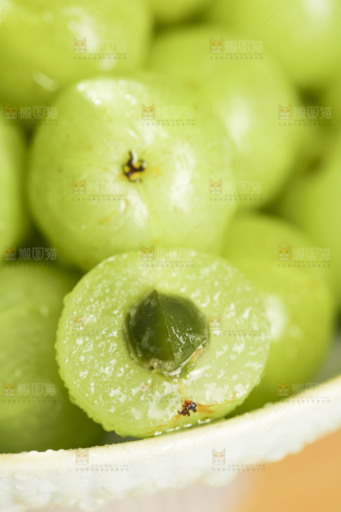 浅底上的油甘果