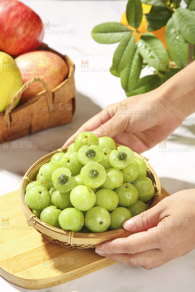 浅底上的油甘果