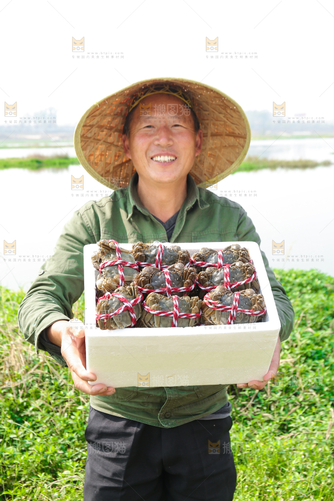手里拿着阳澄湖大闸蟹