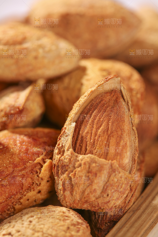 浅底上的巴旦木仁