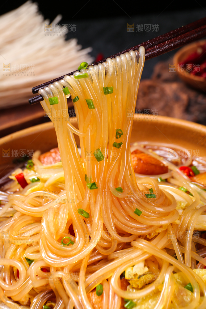 深底上的猪肉炖粉条