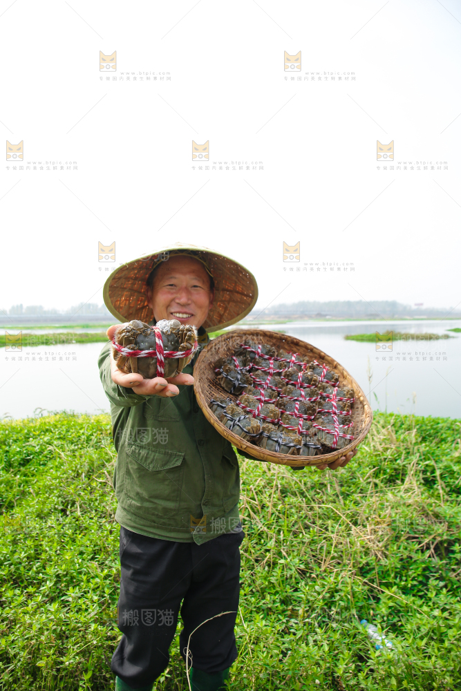 手里拿着阳澄湖大闸蟹