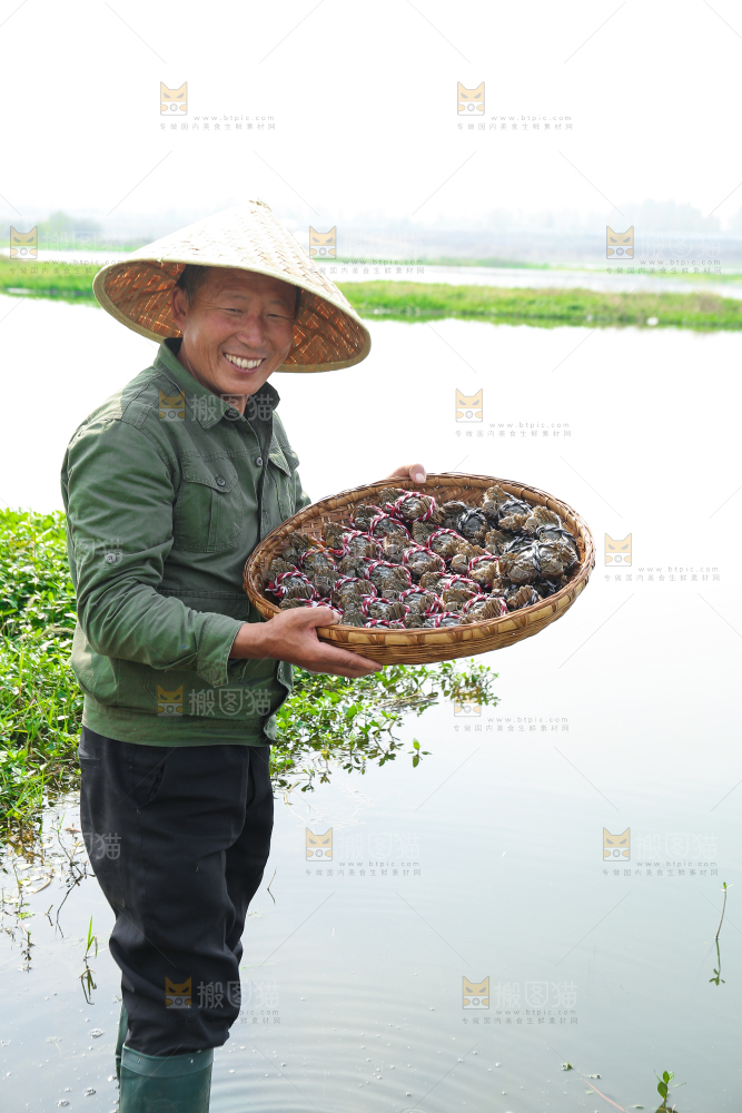 手里拿着阳澄湖大闸蟹