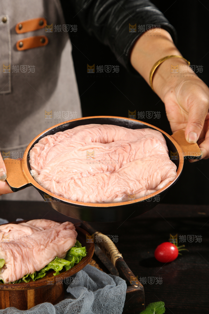 深底上的新鲜猪大肠