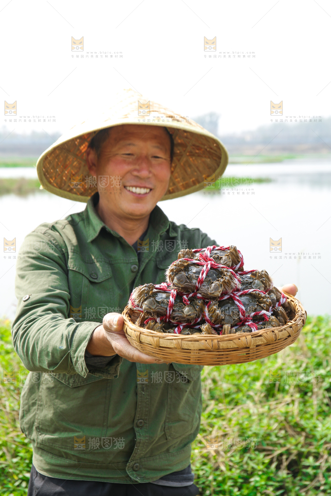 手里拿着阳澄湖大闸蟹