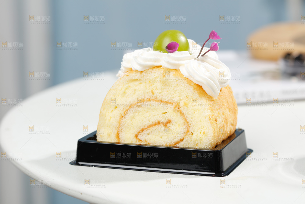 桌子上的奶油蛋糕卷