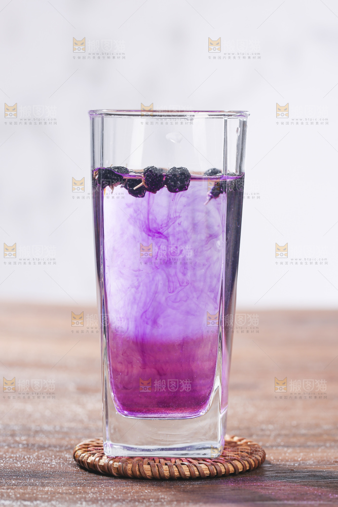 杯子里装着黑枸杞茶