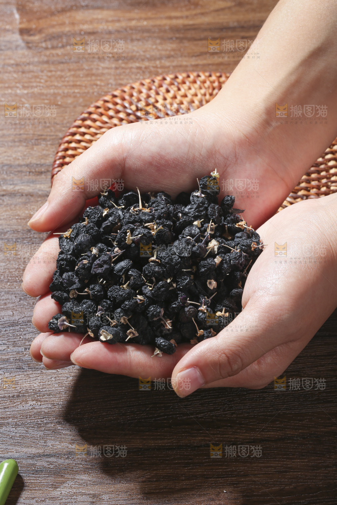 木底上放着黑枸杞