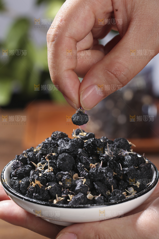 木底上放着黑枸杞