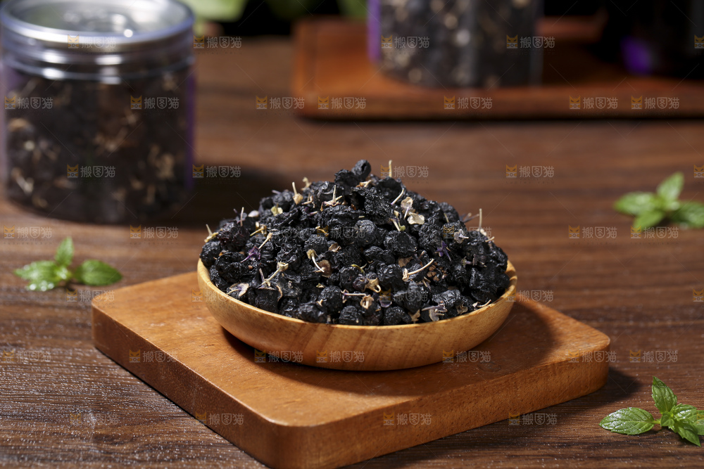 木底上放着黑枸杞