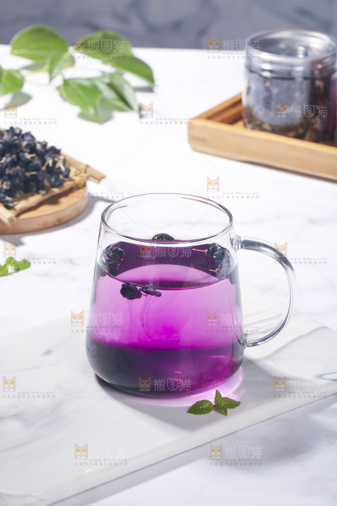 杯子里装着黑枸杞茶
